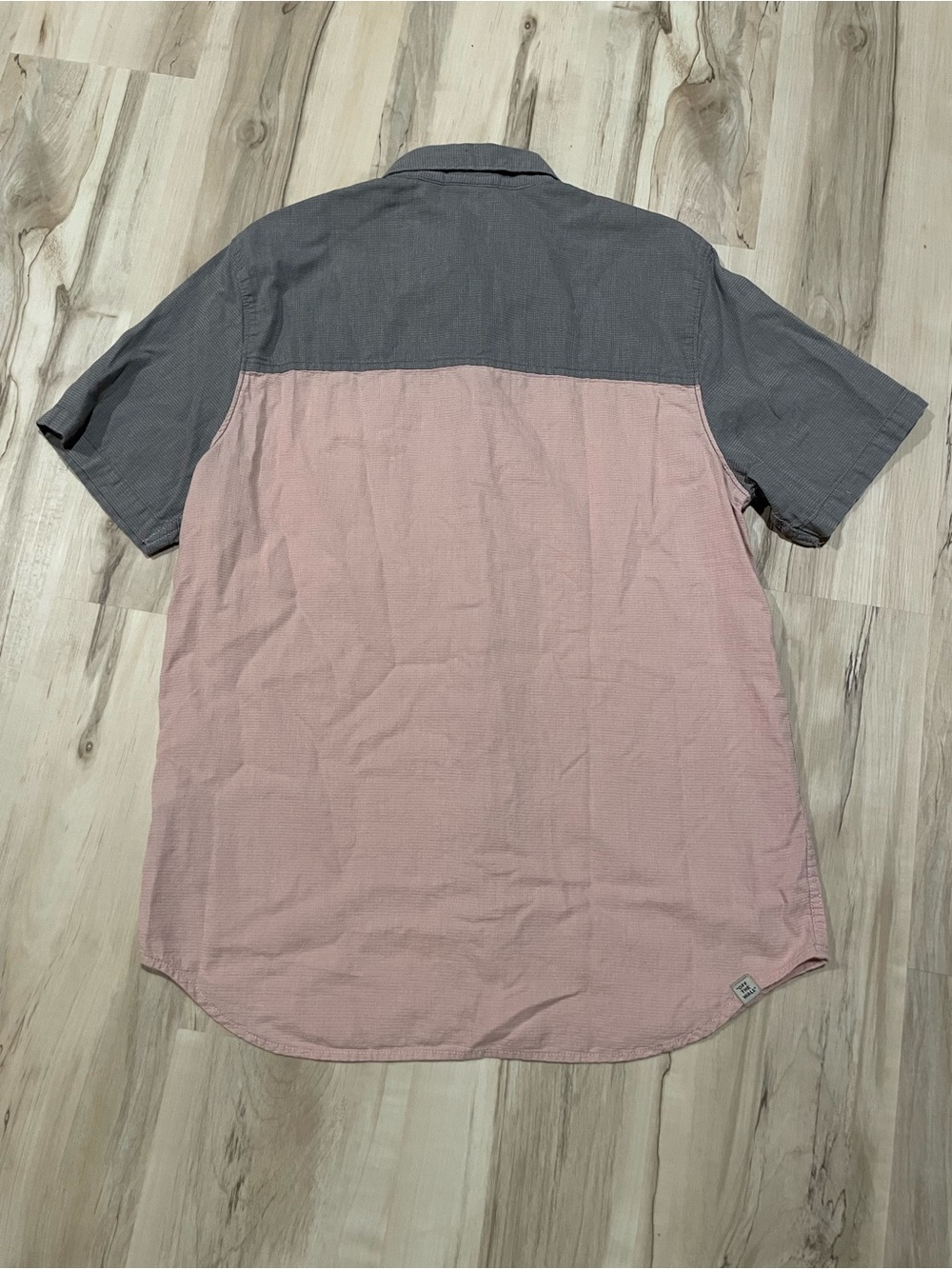 VANS Men's medium Short Sleeve Button Front Shirt Gray Pink - Picture 2 of 9
